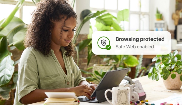 Ochrona przeglądania Internetu — kobieta sprawdza pocztę e-mail na laptopie