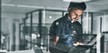 Mężczyzna korzystający z tabletu